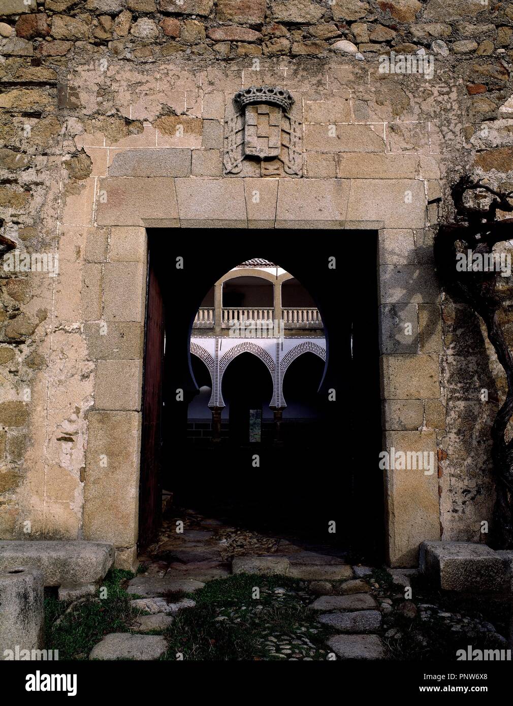 PUERTA DE ACCESO AL CLAUSTRO DEL PALACIO DE SOTOFERMOSO - SIGLO XVI (ANTES PROPIEDAD PALACIO DE LOS DUQUES DE ALBA). Emplacement : PALACIO DE SOTOFERMOSO. ABADIA. CACERES. L'ESPAGNE. Banque D'Images