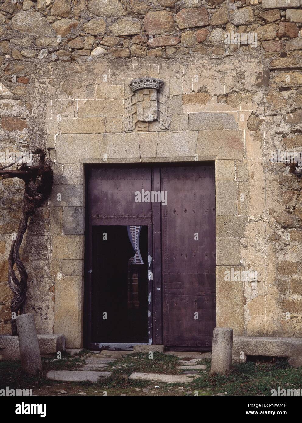 PUERTA DE ACCESO AL CLAUSTRO DEL PALACIO DE SOTOFERMOSO - SIGLO XVI (ANTES PROPIEDAD PALACIO DE LOS DUQUES DE ALBA). Emplacement : PALACIO DE SOTOFERMOSO. ABADIA. CACERES. L'ESPAGNE. Banque D'Images