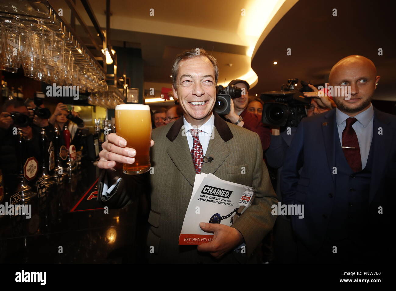 Nigel Farage, vice-président de congé signifie quitter, arrive à un pub Wetherspoons à Bolton sur la campagne du groupe de pression politique bus. Banque D'Images