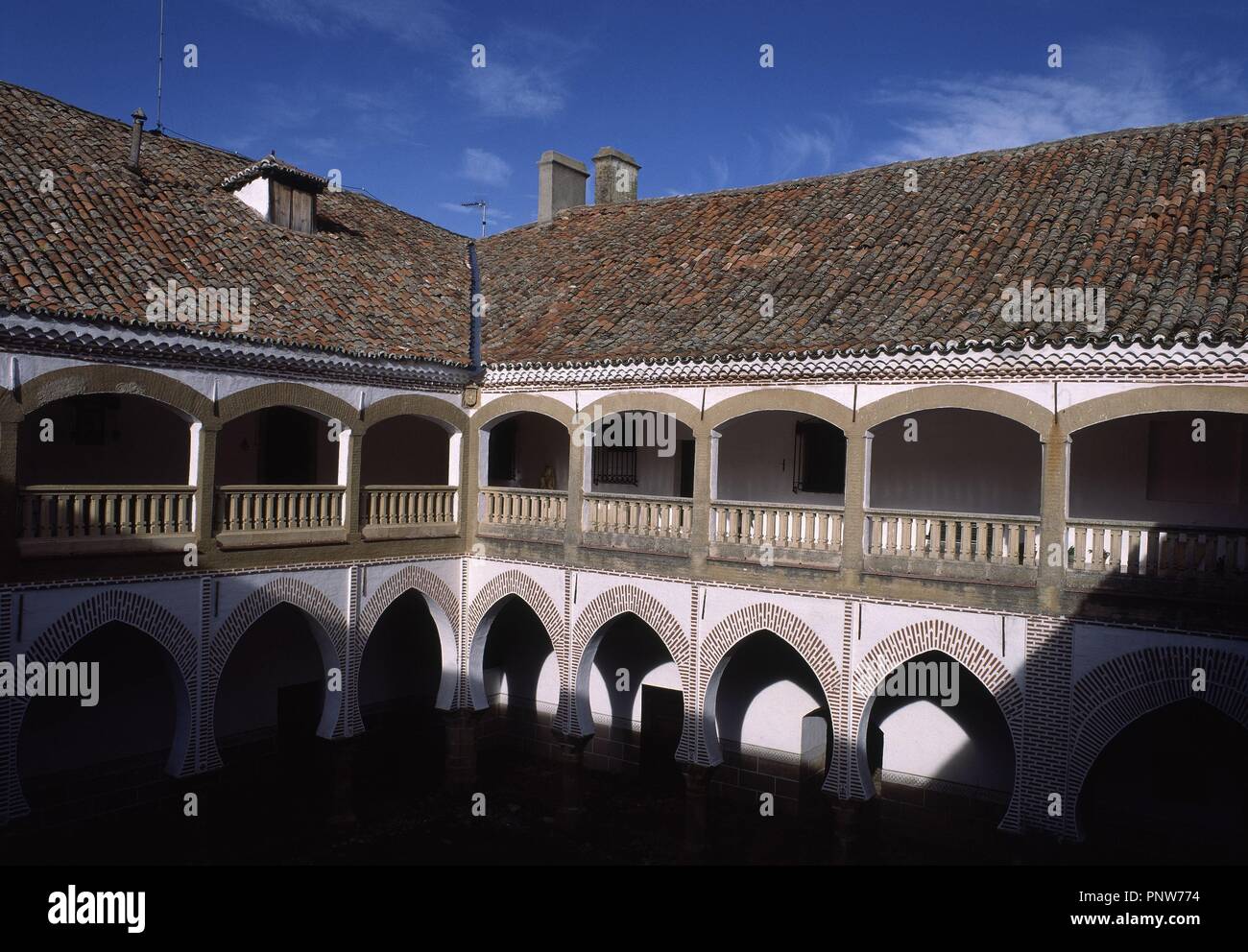 PATIO DEL PALACIO DE SOTOFERMOSO - EL PISO BAJO ES MUDEJAR DE PRINCIPES DEL SIGLO XV Y EL PISO ES ALTO RENACENTISTA DEL SIGLO XVI. Emplacement : PALACIO DE SOTOFERMOSO. ABADIA. CACERES. L'ESPAGNE. Banque D'Images