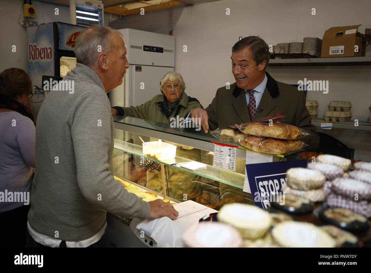 Nigel Farage, vice-président de congé signifie quitter, parle avec les commerçants dans le secteur du marché à Westhoughton à Bolton sur la campagne du groupe de pression politique bus. Banque D'Images