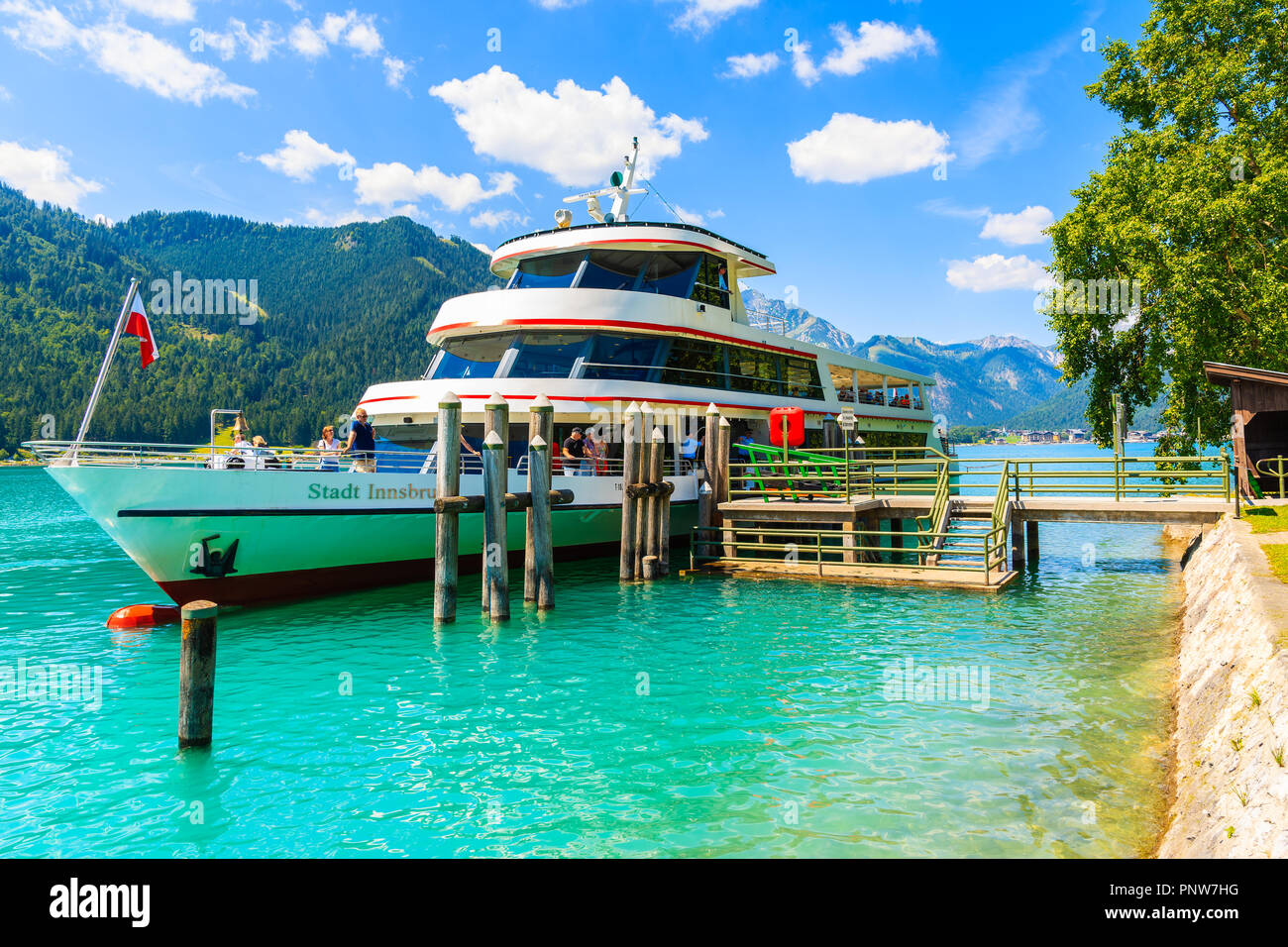Le lac Achensee, Autriche - 31 juil., 2018 : au quai d'amarrage de bateau touristique sur la rive du lac Achensee aux beaux jours de l'été, Tirol. En été, tous les jours trois bateaux Banque D'Images