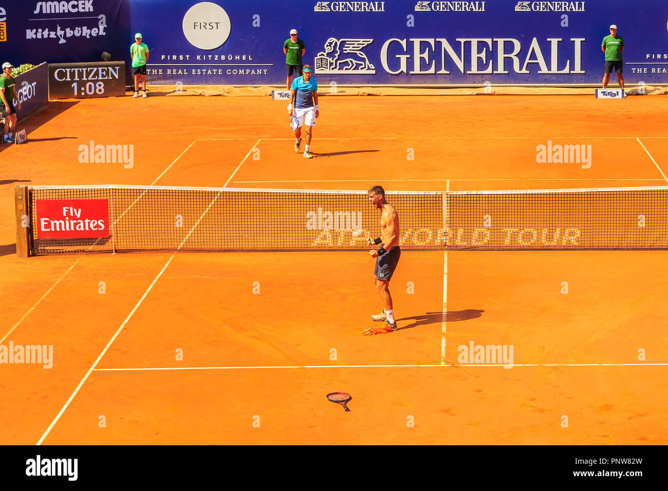 KITZBUHEL, AUTRICHE - Aug 4, 2018 : Martin Klizan célébrant la victoire finale à jouer pendant l'été en ville, tournoi de Kitzbuhel Tirol. Ce concours Banque D'Images