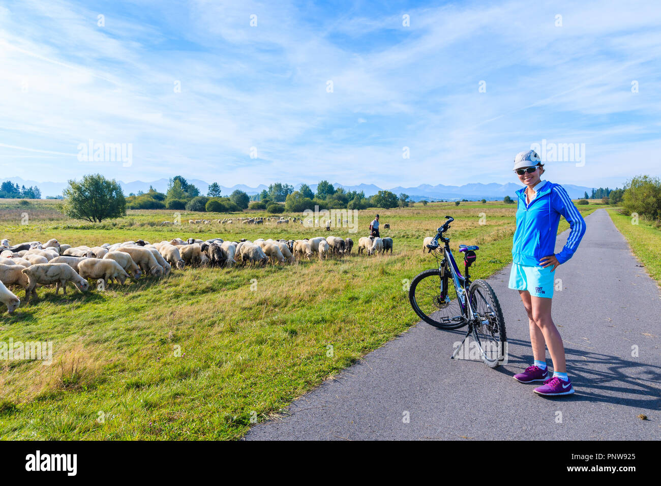 CZARNY DUNAJEC, POLOGNE - Sep 12, 2018 : Jeune femme avec un vélo sur piste cyclable autour de Tatras près de Czarny Dunajec village. Le point final est en Banque D'Images