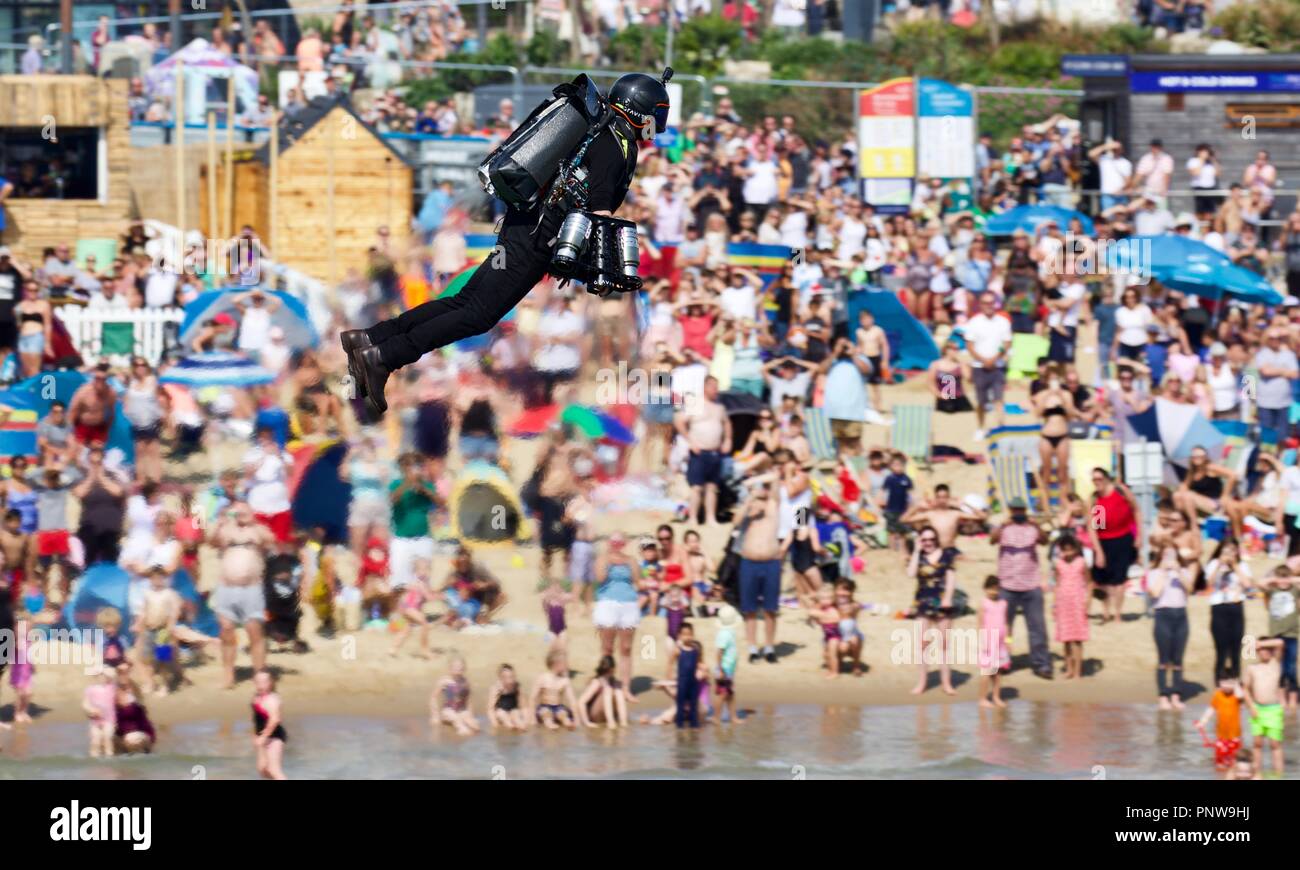 Industries de la gravité de l'afficher est la jet power vol humain costume dans la première exposition publique dans le Royaume-uni en face de spectateurs sur le front de mer de Bournemouth Banque D'Images