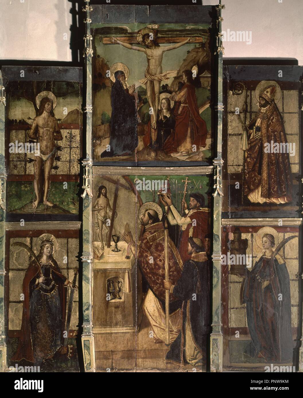 RETABLO RENACENTISTA - SIGLO XVI - CRUCIFICION, MISA DE SAN GREGORIO, SAN BLAS, SANTA BARBARA, SAN SEBASTIAN Y SANTA CATALINA. Auteur : BERRUGUETE, PEDRO. Emplacement : MUSEO HOSPITAL DE SANTA CRUZ. Toledo. L'ESPAGNE. Banque D'Images