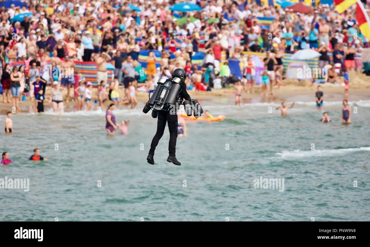 Industries de la gravité de l'afficher est la jet power vol humain costume dans la première exposition publique dans le Royaume-uni en face de spectateurs sur le front de mer de Bournemouth Banque D'Images