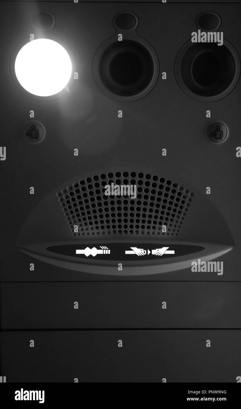 Ne pas fumer et boucler la ceinture de signer et une lampe de lecture à l'intérieur d'un avion. Concept de voyage Banque D'Images
