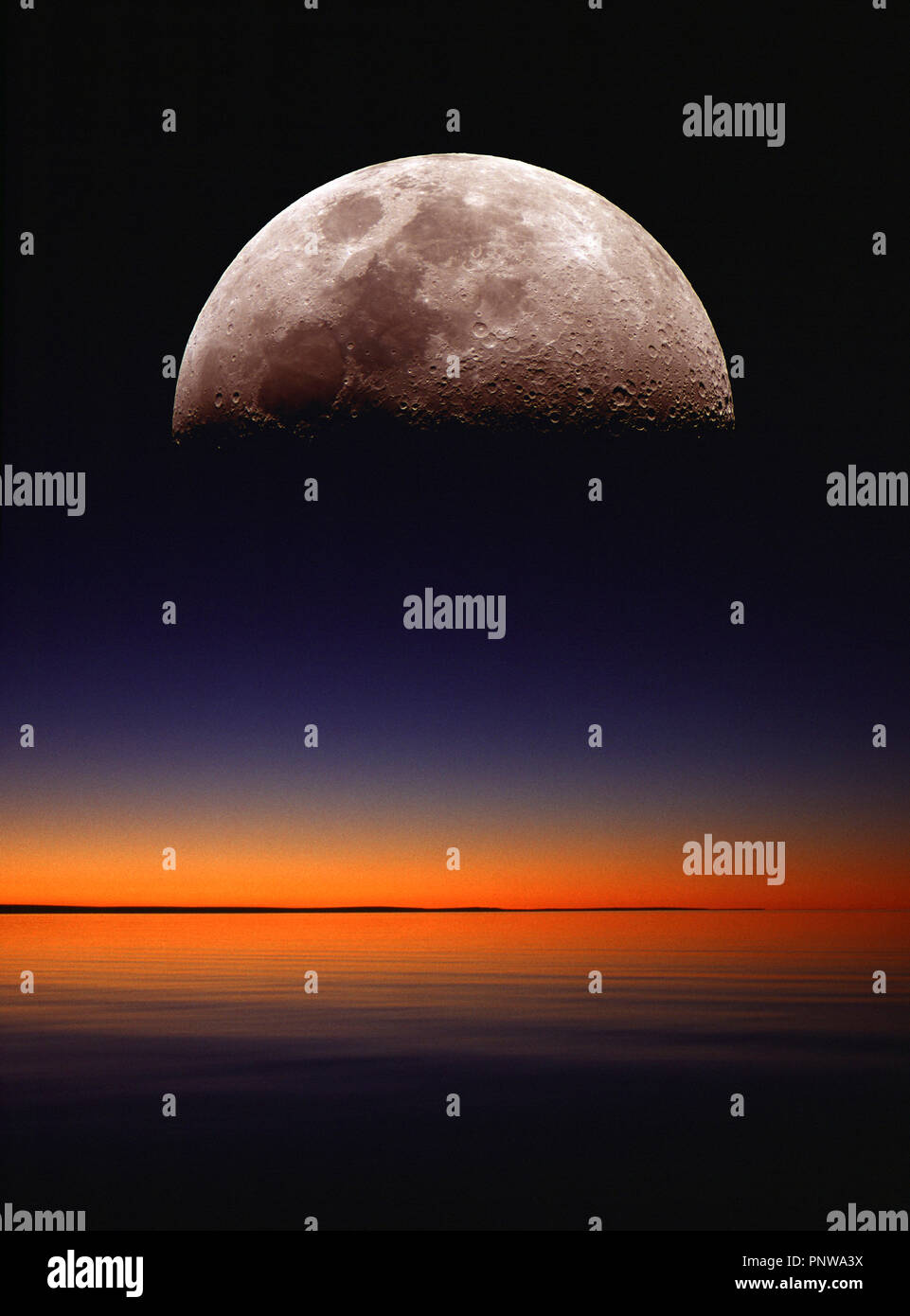 Concept art photographie de la lune se lever au-dessus de l'horizon une marine à l'aube. Banque D'Images