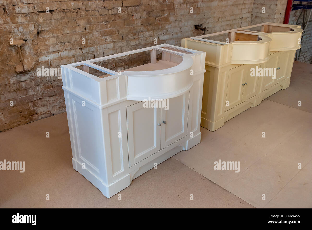 Meuble-lavabo de salle de bains contre le vieux mur de briques dans l'atelier Banque D'Images
