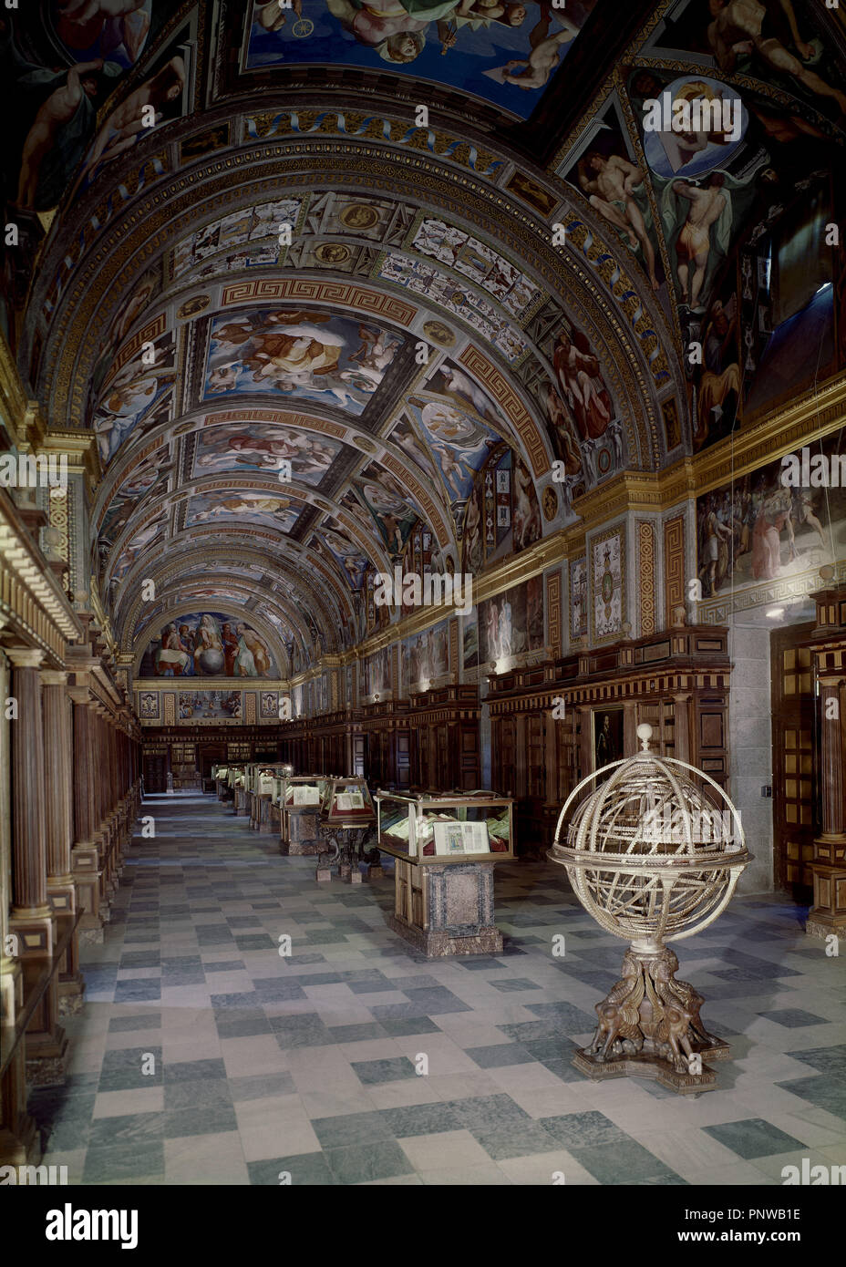 Vue de la bibliothèque de l'Escorial avec le globe et le plafond plein de Pellegrino Tibaldi, fresques. Madrid, San Lorenzo del Escorial palais royal. Emplacement : MONASTERIO-BIBLIOTECA-EDIFICIO. SAN LORENZO DEL ESCORIAL. MADRID. L'ESPAGNE. Banque D'Images