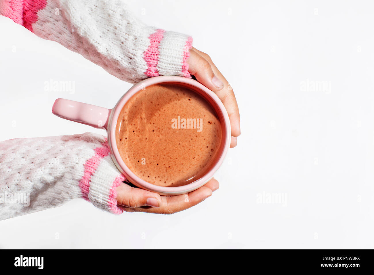 Girl holding hot coco en hiver. Banque D'Images