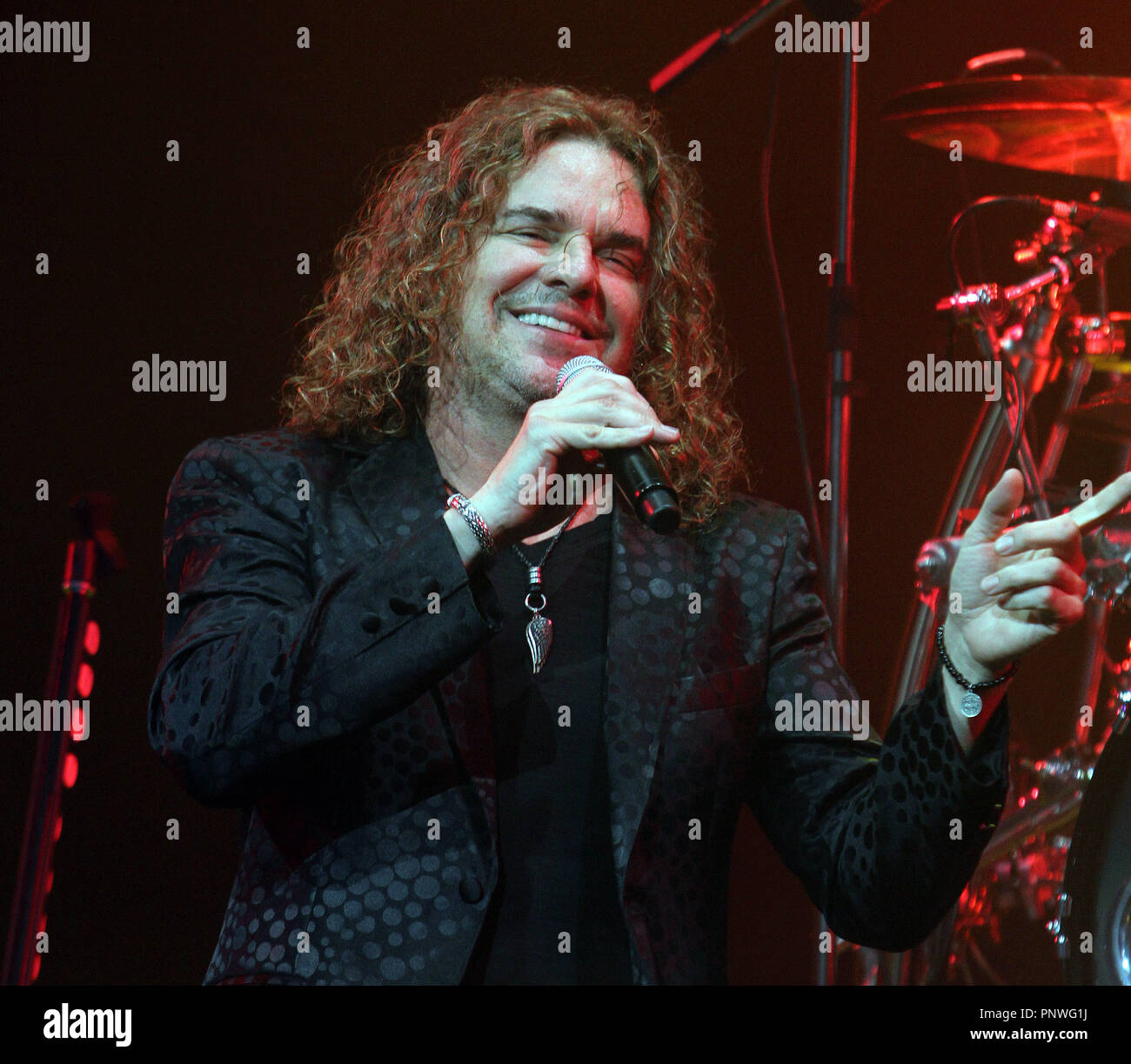 Fher Olvera avec le groupe de rock mexicain Mana se produit en concert à l'American Airlines Arena de Miami, le 7 juillet 2011. Banque D'Images