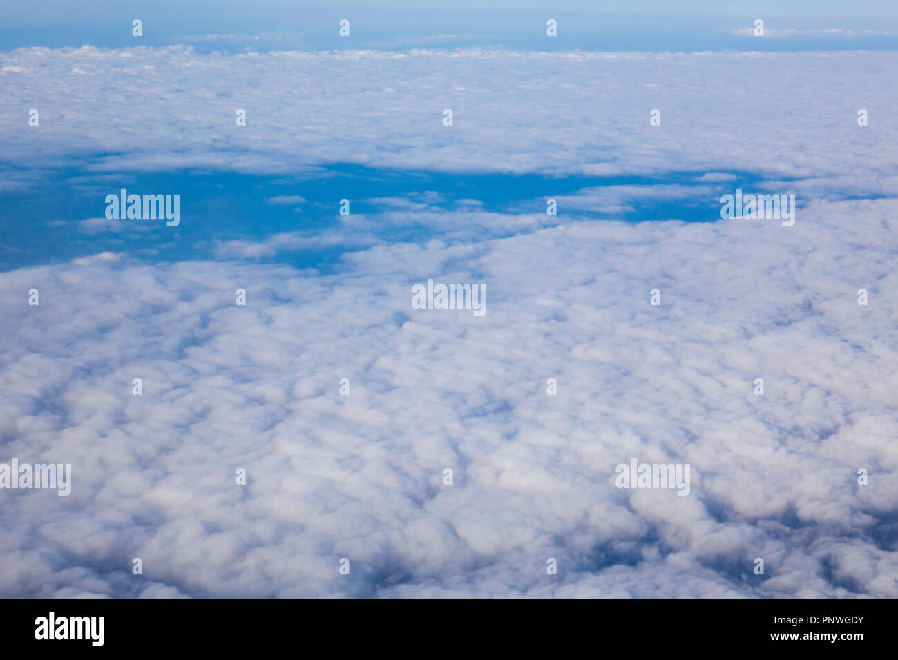 Pourrait dans le ciel sous l'avion tha à partir de la fenêtre de l'avion Banque D'Images