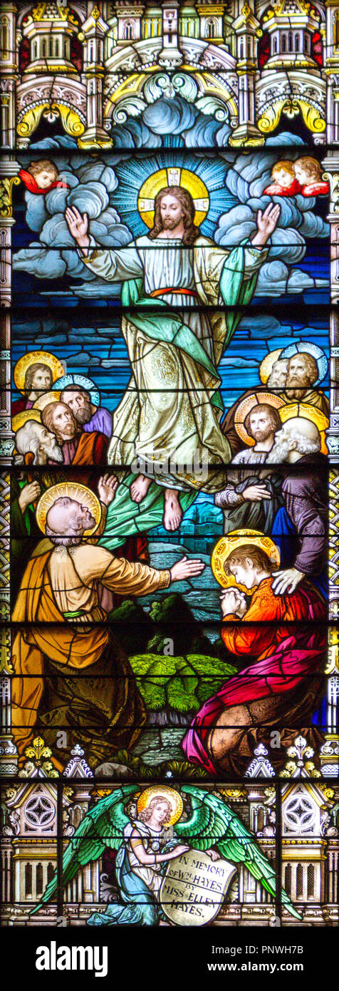 Vitraux dans la cathédrale de la Madeleine représentant l'Ascension de Jésus-Christ dans le ciel le 40th jour. Banque D'Images