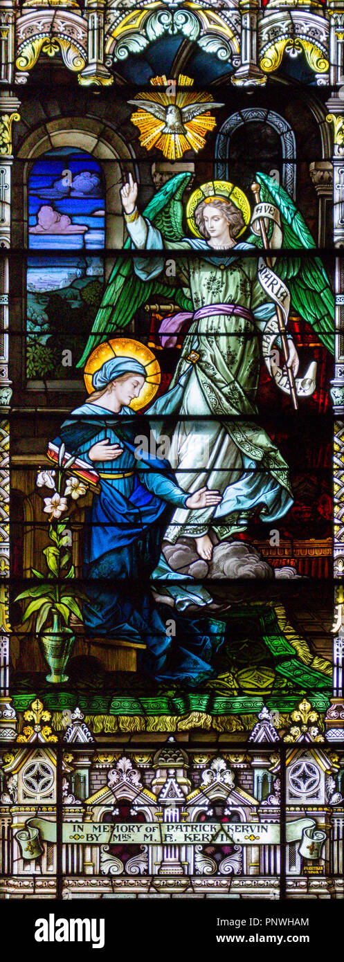 Vitraux de la cathédrale de la Madeleine représentant l'Annonciation à la Sainte Vierge Marie. Banque D'Images