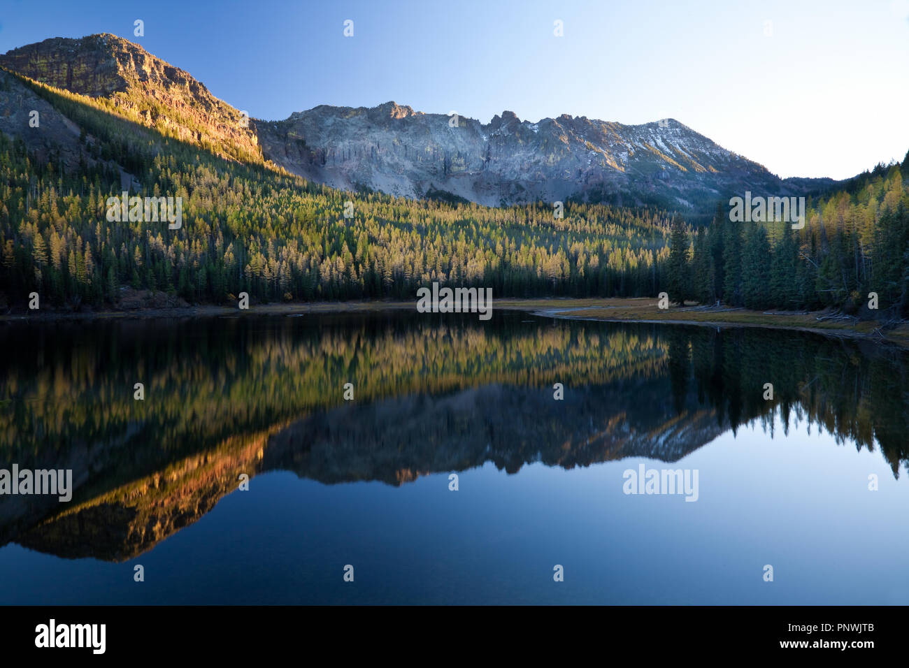 Strawberry Mountain se reflétant dans le lac de fraise à l'extérieur de l'Oregon ville des Prairies Banque D'Images