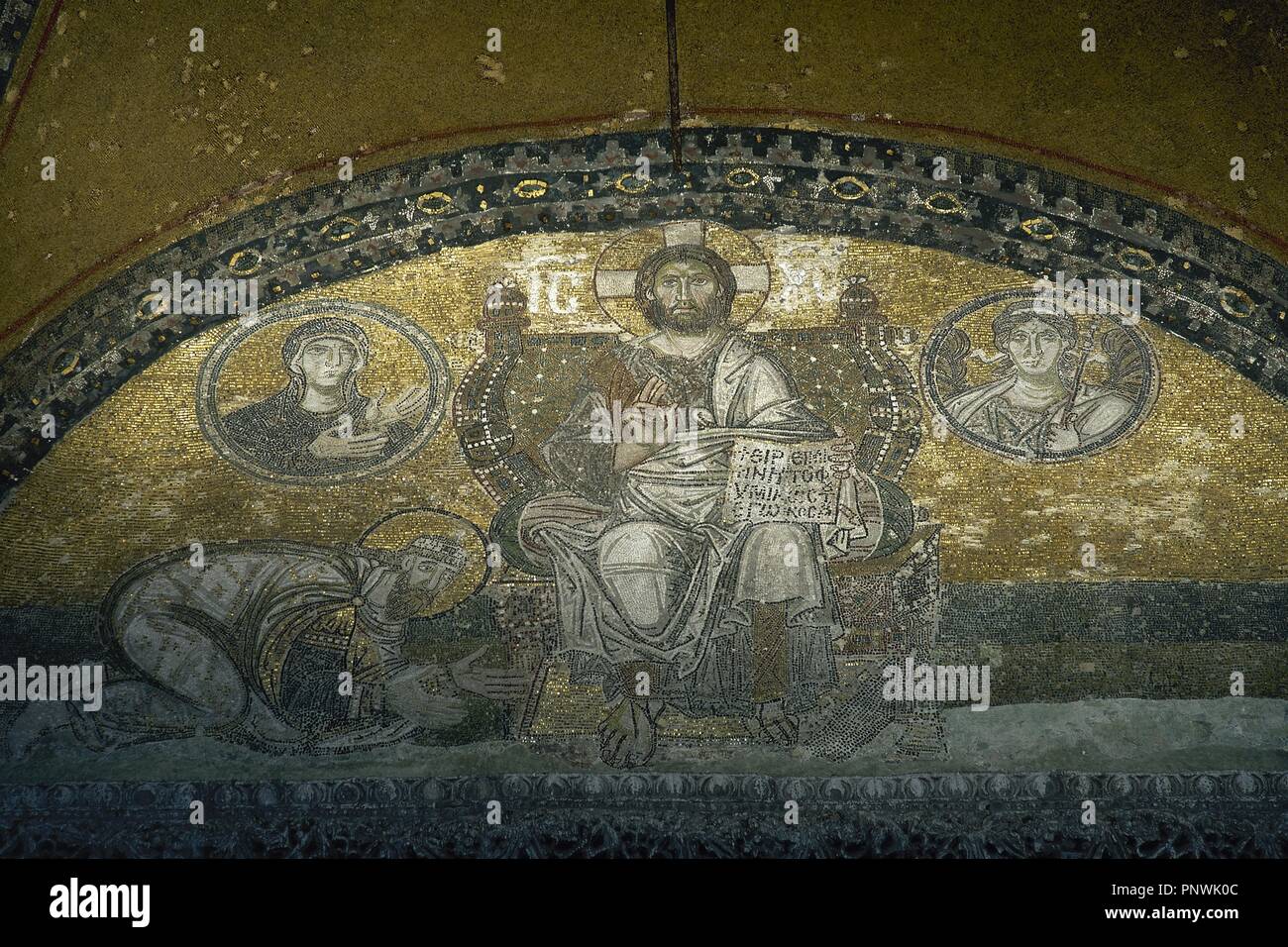 La Turquie. Istambul. La basilique Sainte-Sophie. Mosaïque byzantine. L'empereur Léon VI priant hommage à Christ comme Pantocrator, de médaillons de la Vierge Marie et l'Archange Gabriel. Narthex mosaïque. 10e siècle. Banque D'Images