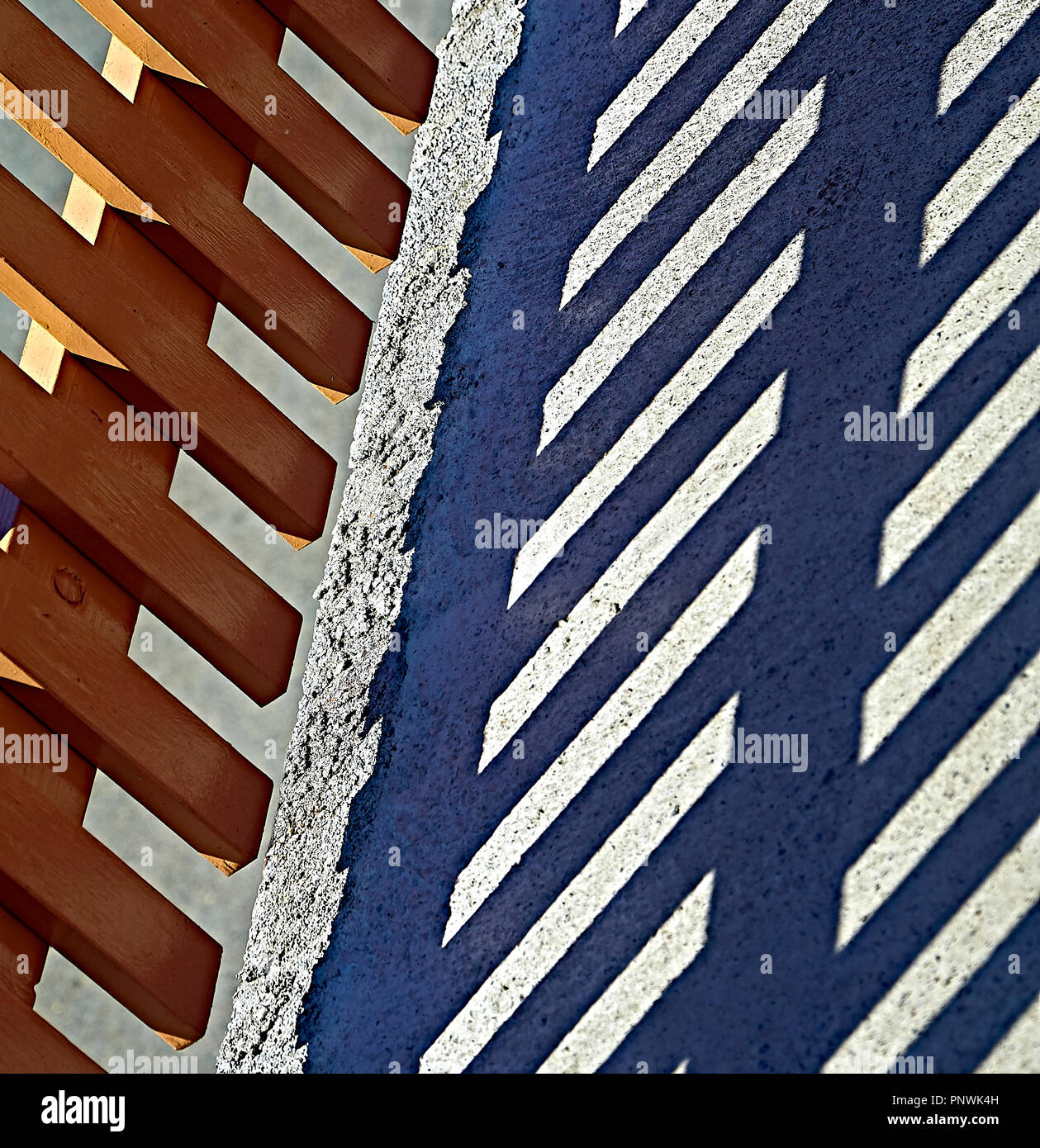 Abstraite de l'ombre projetée par une clôture en bois sur une surface en béton Banque D'Images