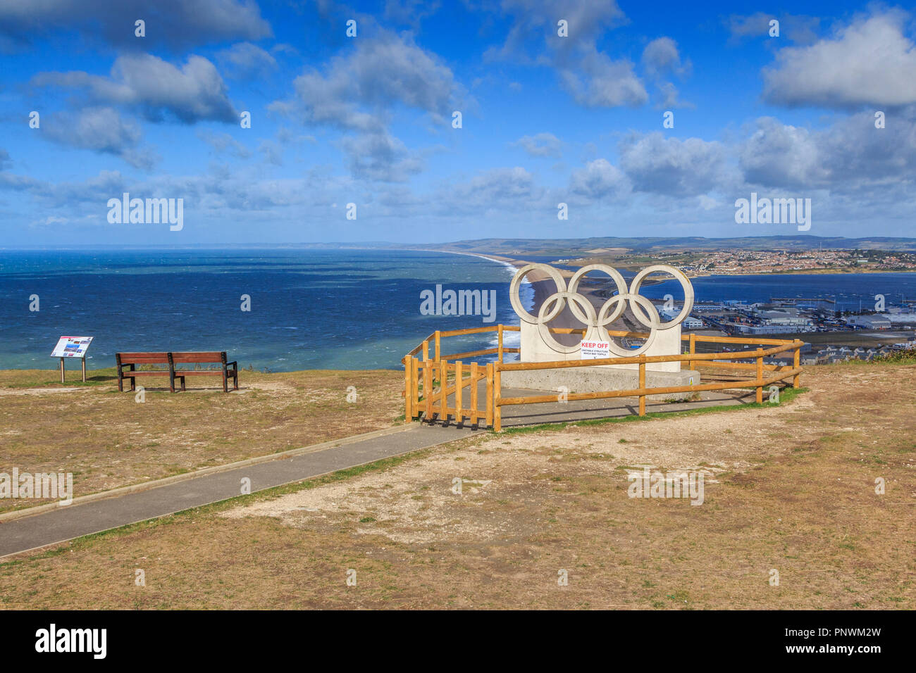 Île de Portland, anneaux olympiques sculpture commémorative, protéger par une clôture de sécurité en bois, conseil de la santé et de la sécurité, près de Weymouth, Dorset, England, UK Banque D'Images