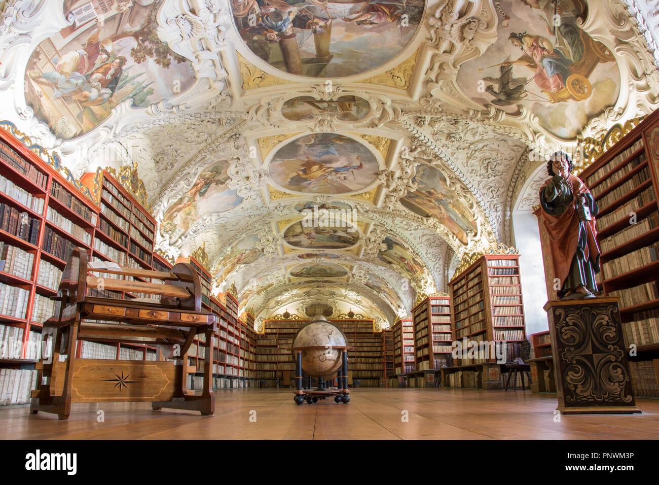Bibliothèque du monastère de Strahov (Theological Hall) à Prague, République Tchèque Banque D'Images