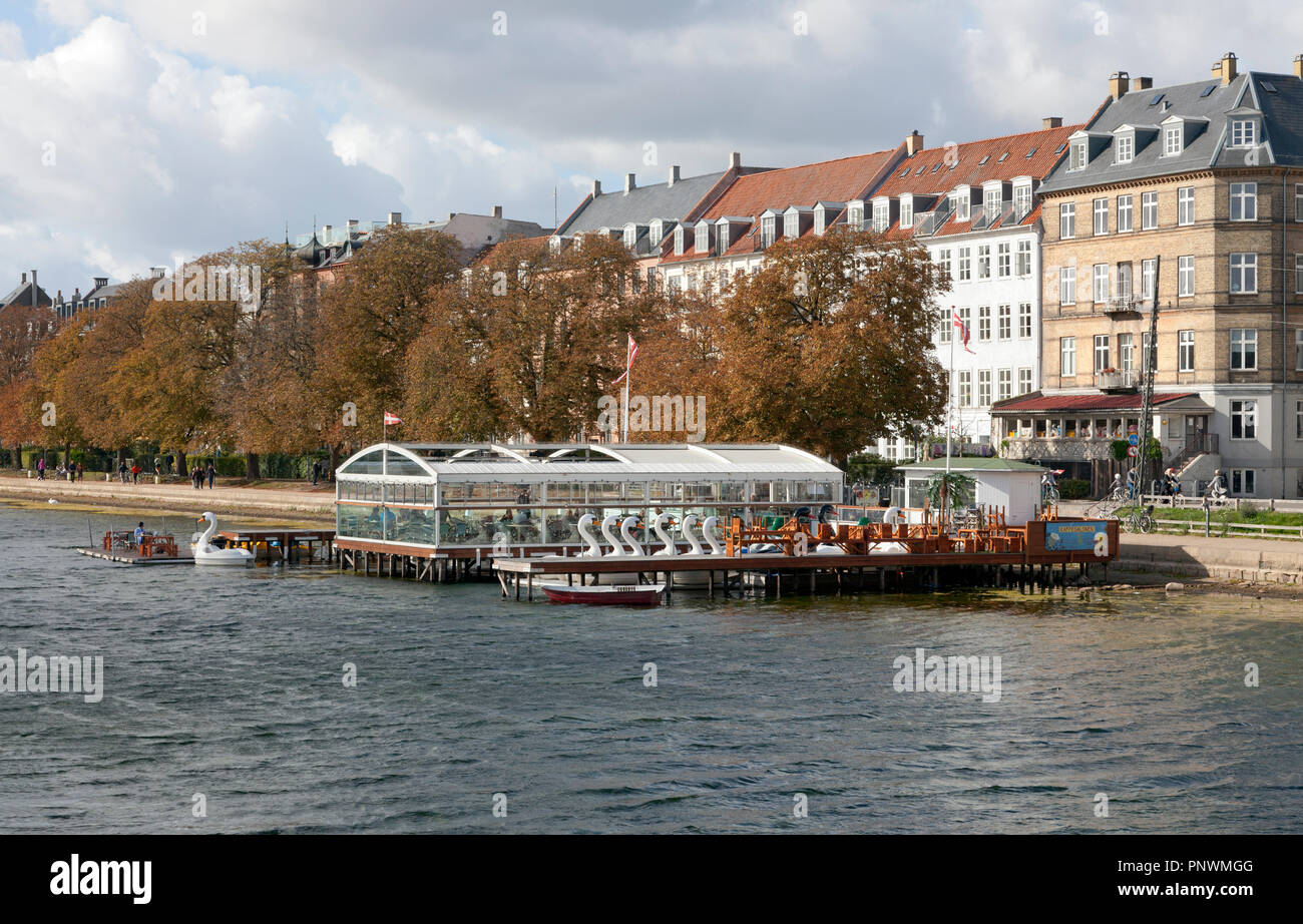 Le Pavillon Bar et Café le Saloon et location de bateau au lac Peblinge Peblinge Dossering et à Copenhague sur un samedi d'automne ensoleillée et venteuse Banque D'Images Le Pavillon Bar et Café le Saloon et location de bateau au lac Peblinge Peblinge Dossering et à Copenhague sur un samedi d'automne ensoleillée et venteuse Banque D'Images