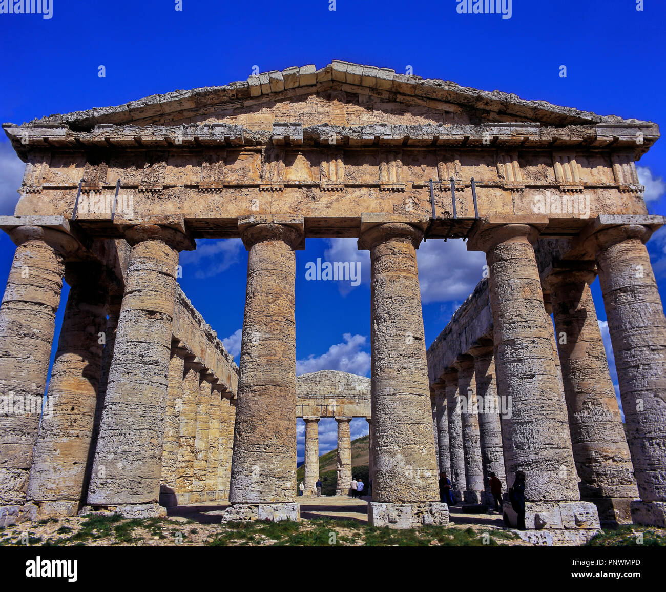 Temple grec de Ségeste - 5ème siècle BC. Suspens (vous pouvez voir les arbres des colonnes doriques sans les rainures verticales caractéristique). La Sicile. Banque D'Images
