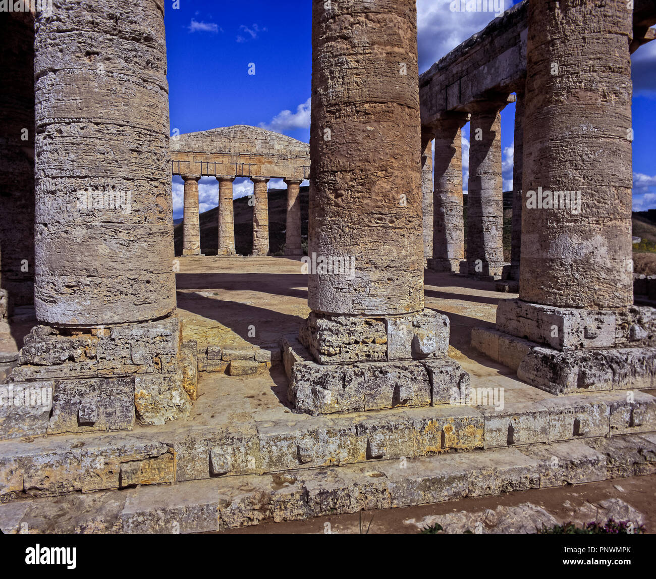 Temple grec de Ségeste - 5ème siècle BC. Suspens (vous pouvez voir les arbres des colonnes doriques sans les rainures verticales caractéristique). La Sicile. Banque D'Images