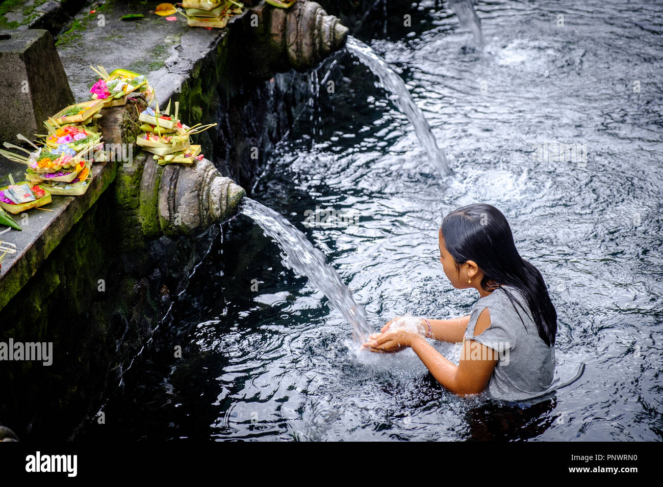 Les balinais prenant un bain de purification rituel dans les saints de l'eau de source de Pura Tirta Empul Banque D'Images