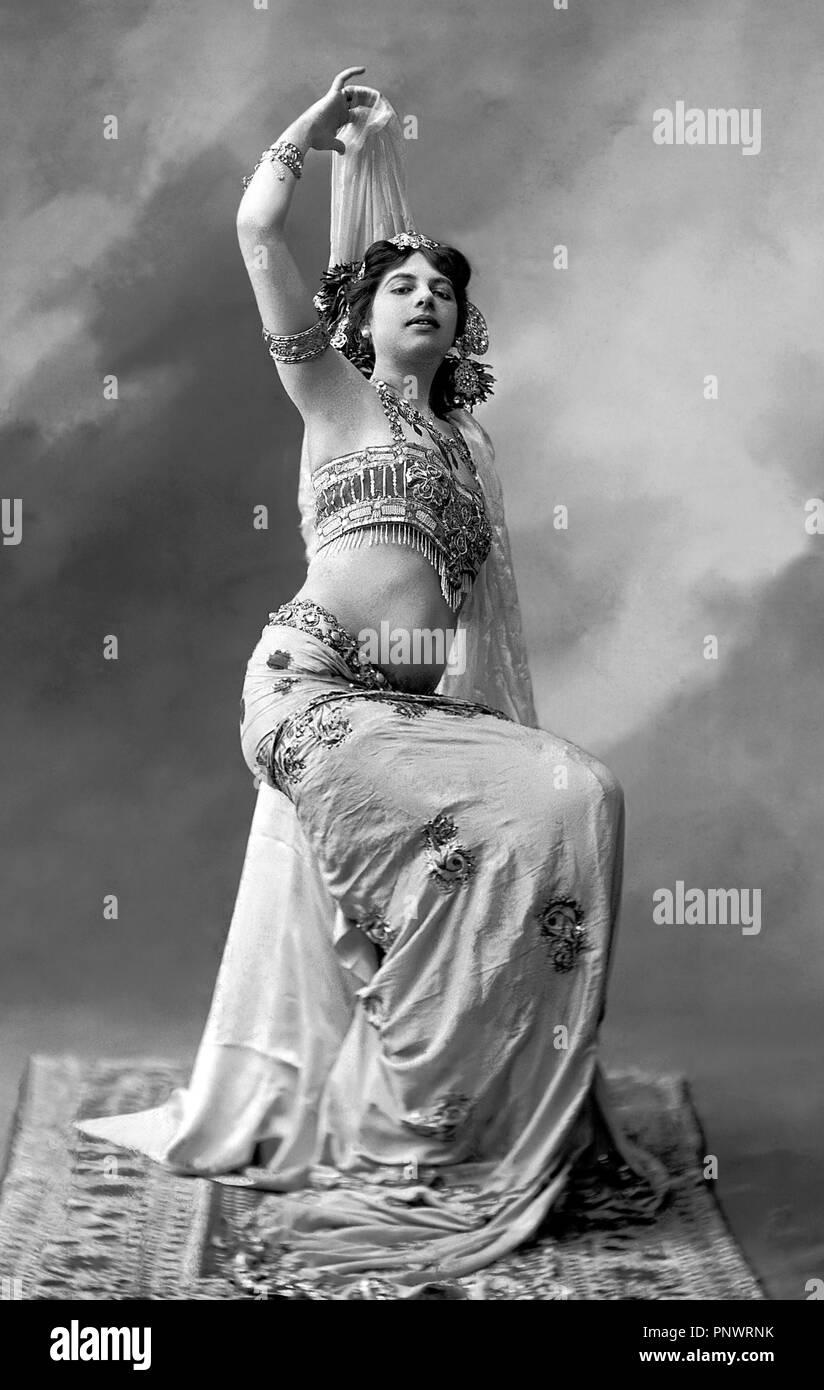 Mata Hari. Margaretha Geertruida 'Margreet' MacLeod (1876-1917), connu sous le nom de Mata Hari, une danseuse exotique et courtisane qui a été reconnu coupable d'espionnage au cours de la Première Guerre mondiale Photographie par P Boyer, 1905. Banque D'Images