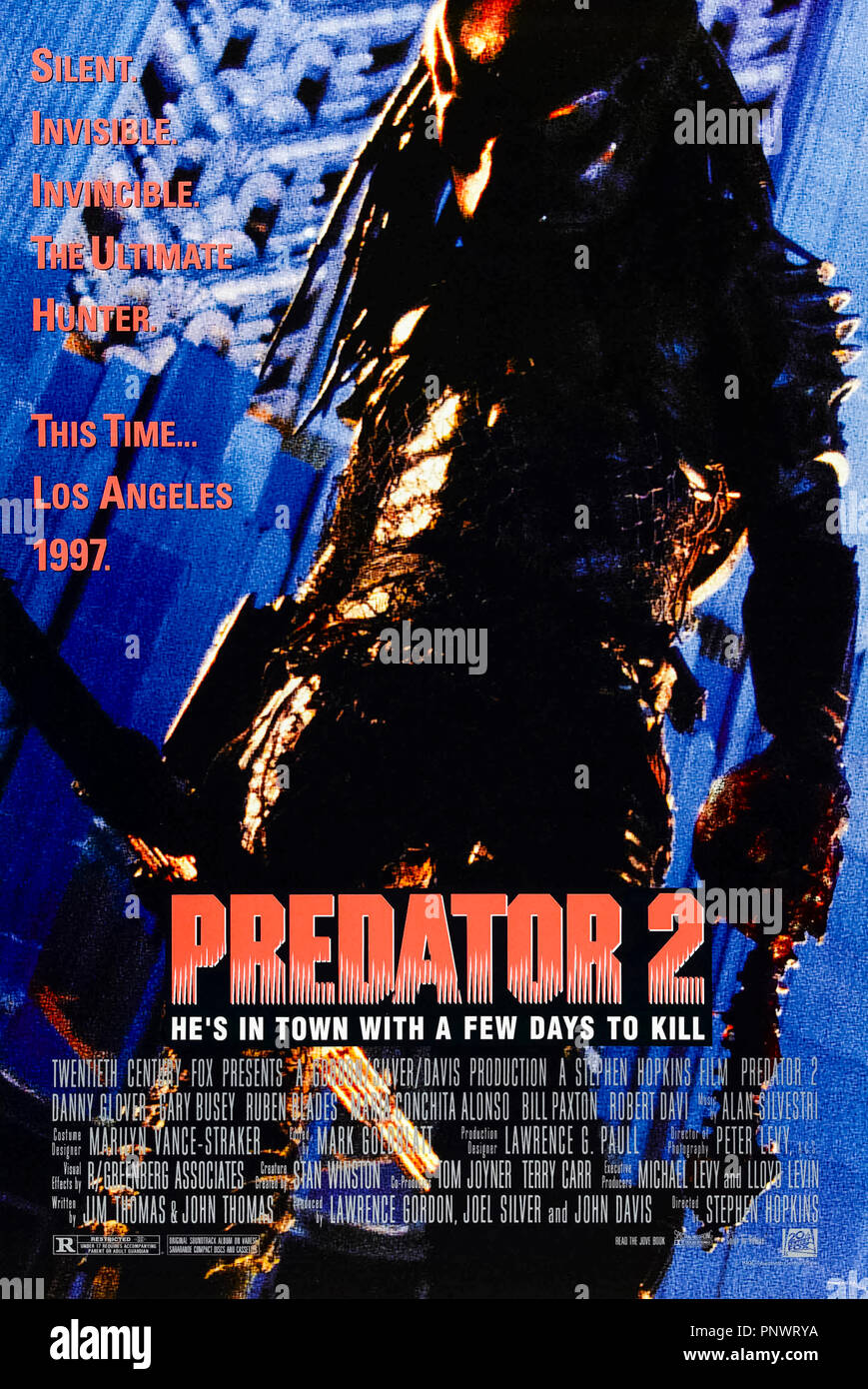 Predator 2 (1990) réalisé par Stephen Hopkins et avec Danny Glover, GARY BUSEY, Kevin Peter Hall et Maria Conchita Alonso. Le prédateur revient pour le frisson de la chasse dans la ville de Los Angeles… La magie vaudou, l'homme ! Banque D'Images
