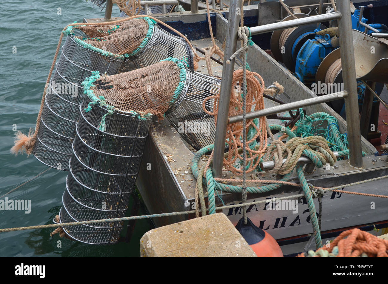 Petit-échelles pêche : Ganchorra bateaux dans le port de Olhão (Algarve, Sud du Portugal). Le ganchorra drague (grid) est un engin de pêche artisanale-nous Banque D'Images