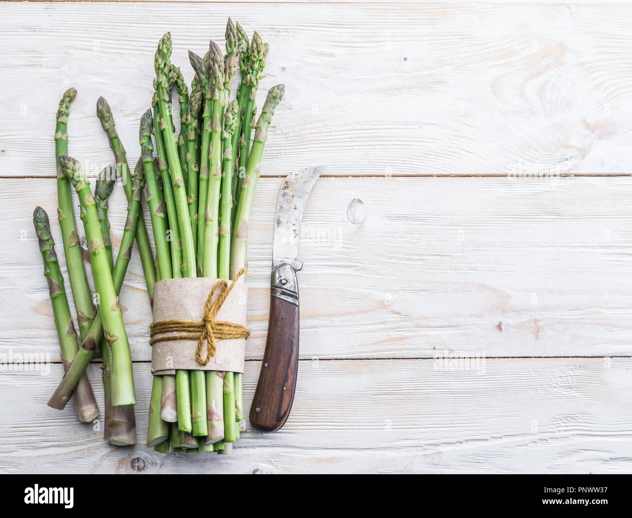 Les jeunes pousses d'asperges vertes sur table en bois. Vue d'en haut. Banque D'Images