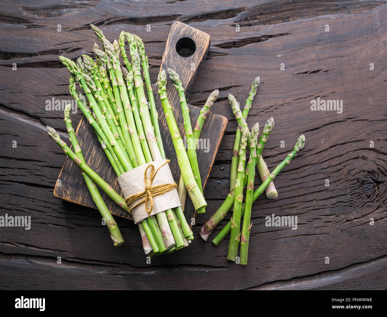 Les jeunes pousses d'asperges vertes sur table en bois. Vue d'en haut. Banque D'Images