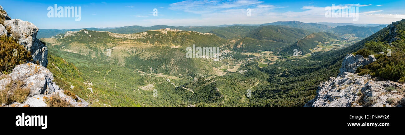 Panorama de l'Duilhac-sous-Peyrepertuse située dans le département de l'Aude dans le sud de la France, montrant la vallée sous le château de Peyrepertuse, à t Banque D'Images