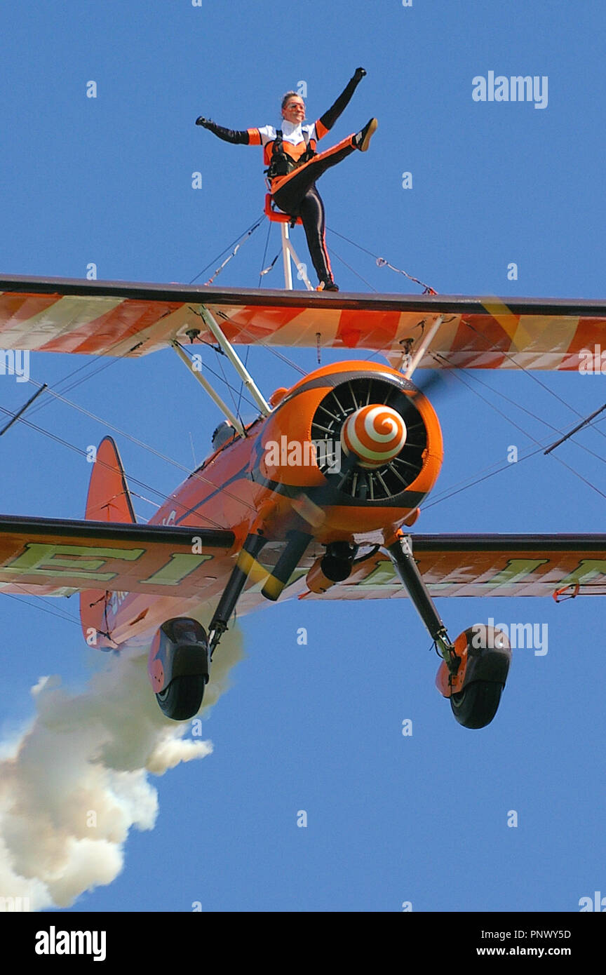 Breitling Wingwalkers Aerosuperbatics Boeing Stearman plan. Stella femelle  aile Guilding marche à pied. Ciel bleu. Journée ensoleillée. L'espace pour  copier Photo Stock - Alamy