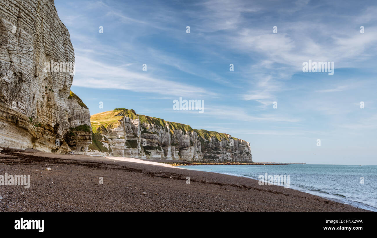 Falaises de craie près d'Etretat (Normandie France) lors d'une journée ensoleillée en été Banque D'Images