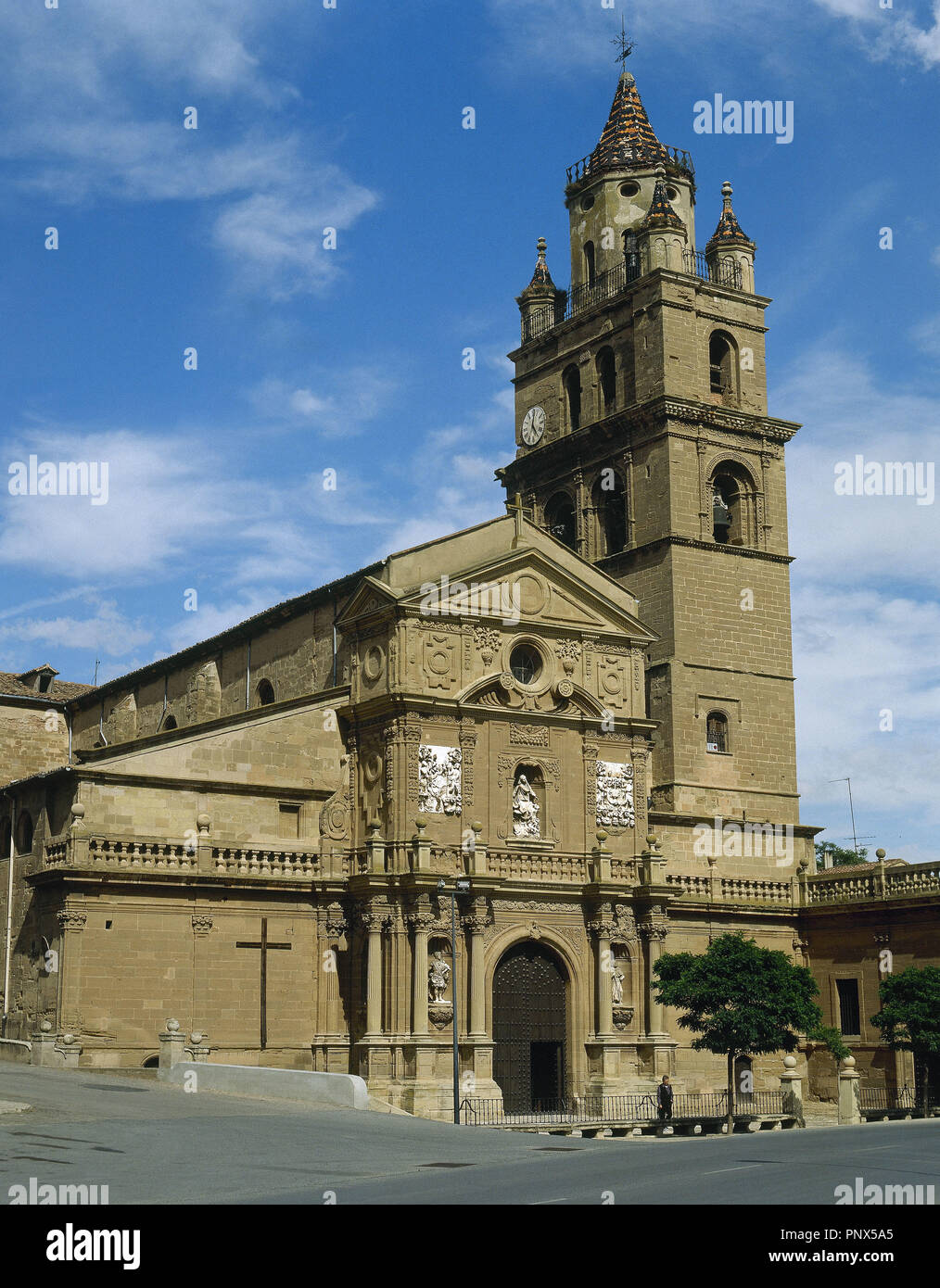 L'Espagne. La Rioja. Calahorra. Cathédrale construite au douzième siècle, reconstruite en 1485 et achevée au 16e siècle 18e siècle avec sa façade néo-classique. Banque D'Images