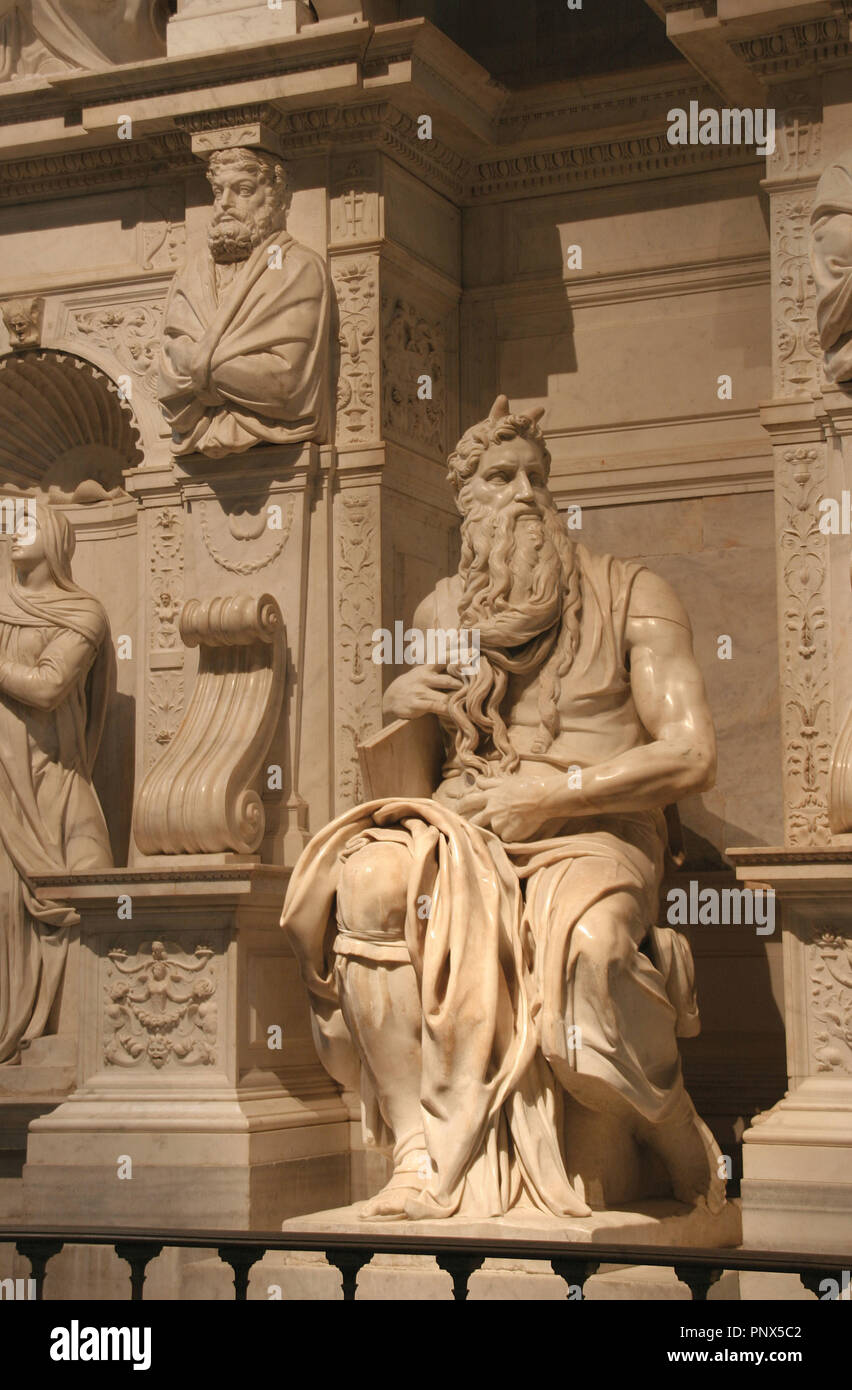 Moïse. En sculpture par Michelangelo Buonarroti (1513-1515). Tombeau du pape Jules II. Eglise de Saint Pietro in Vincoli. Rome. L'Italie. Banque D'Images