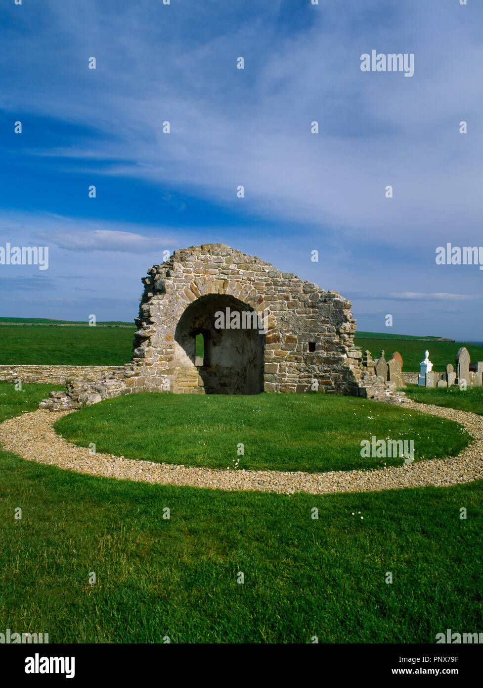 Voir SE de la nef et choeur semi-circulaire circulaire/abside de l'église St Nicholas, Orkney, Scotland, UK : construite au début C12th par Earl Hakon Paulsson. Banque D'Images