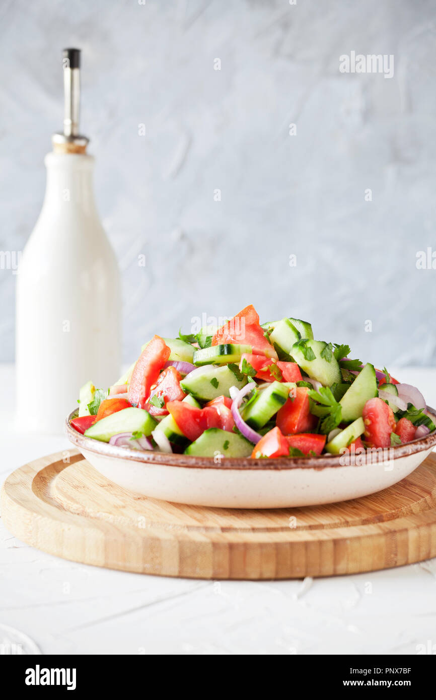 Salade rafraîchissante faite maison avec des tomates et concombres Banque D'Images