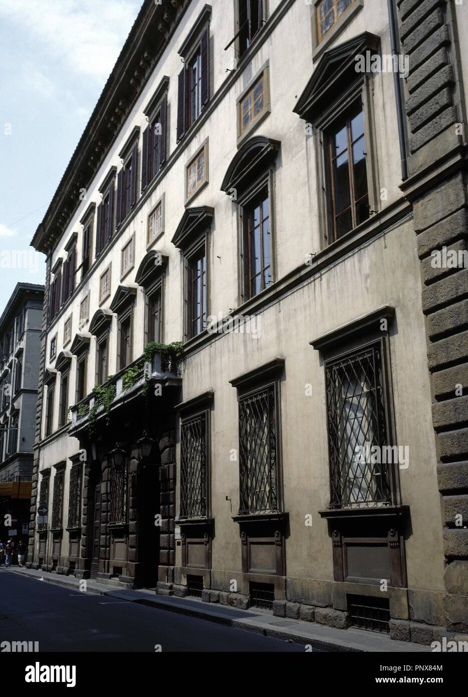 ITALIA. FLORENCIA. Vista general de la fachada del palazzo PUCCI, construido en el siglo XVI según los planos de Bartolomeo Ammannati (1511-1592). En esta mansión vive el famoso diseñador Emilio Pucci. La Toscana. Banque D'Images