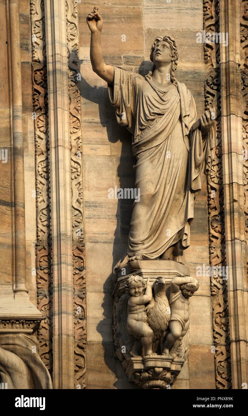 L'Italie. Milan. Cathédrale. De style gothique. 14e siècle. Jean l'Évangéliste. La sculpture. Façade ouest. Banque D'Images
