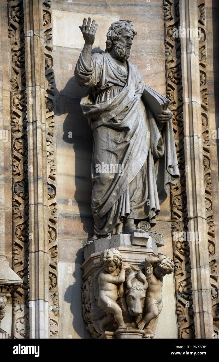 L'Italie. Milan. Cathédrale. De style gothique. 14e siècle. L'évangéliste Luc. La sculpture. Façade ouest. Banque D'Images