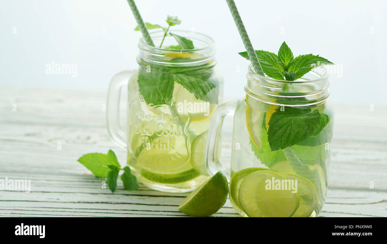 Pot en verre rempli de limonade rafraîchissante Banque D'Images