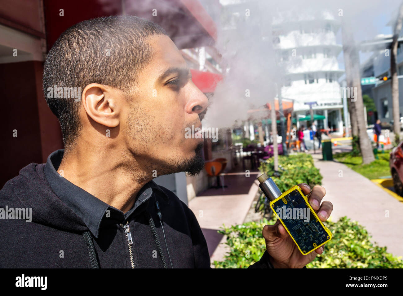 Miami Beach Florida, Black man hommes, e-cigarette, cigarette électronique, fumée de cigarette, FL180201009 Banque D'Images