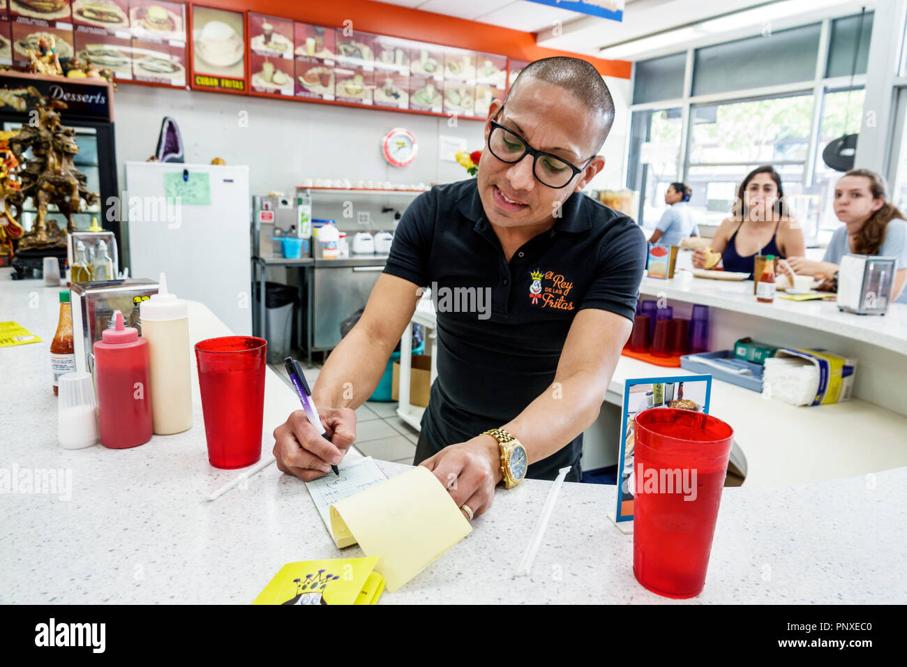 Miami Florida, Little Havana, El Rey de las Fraitas, cubain, restaurant  restaurants repas café cafés, intérieur, hispanique homme hommes hommes,  serveur attendre Photo Stock - Alamy