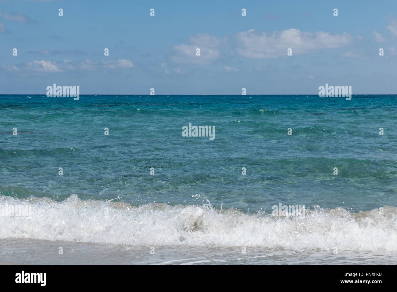 Belle Mer avec douces vagues se brisant sur le rivage. Mer Tyrrhénienne. La Sardaigne Banque D'Images