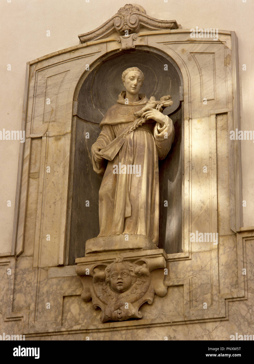 L'Espagne. L'Andalousie. Cadix. Eglise de San Agustin. Elle a été construite dans la première moitié du 17ème siècle. Moine Augustin. Situé dans une niche de sculptures qui ornent la façade latérale de l'église. Banque D'Images