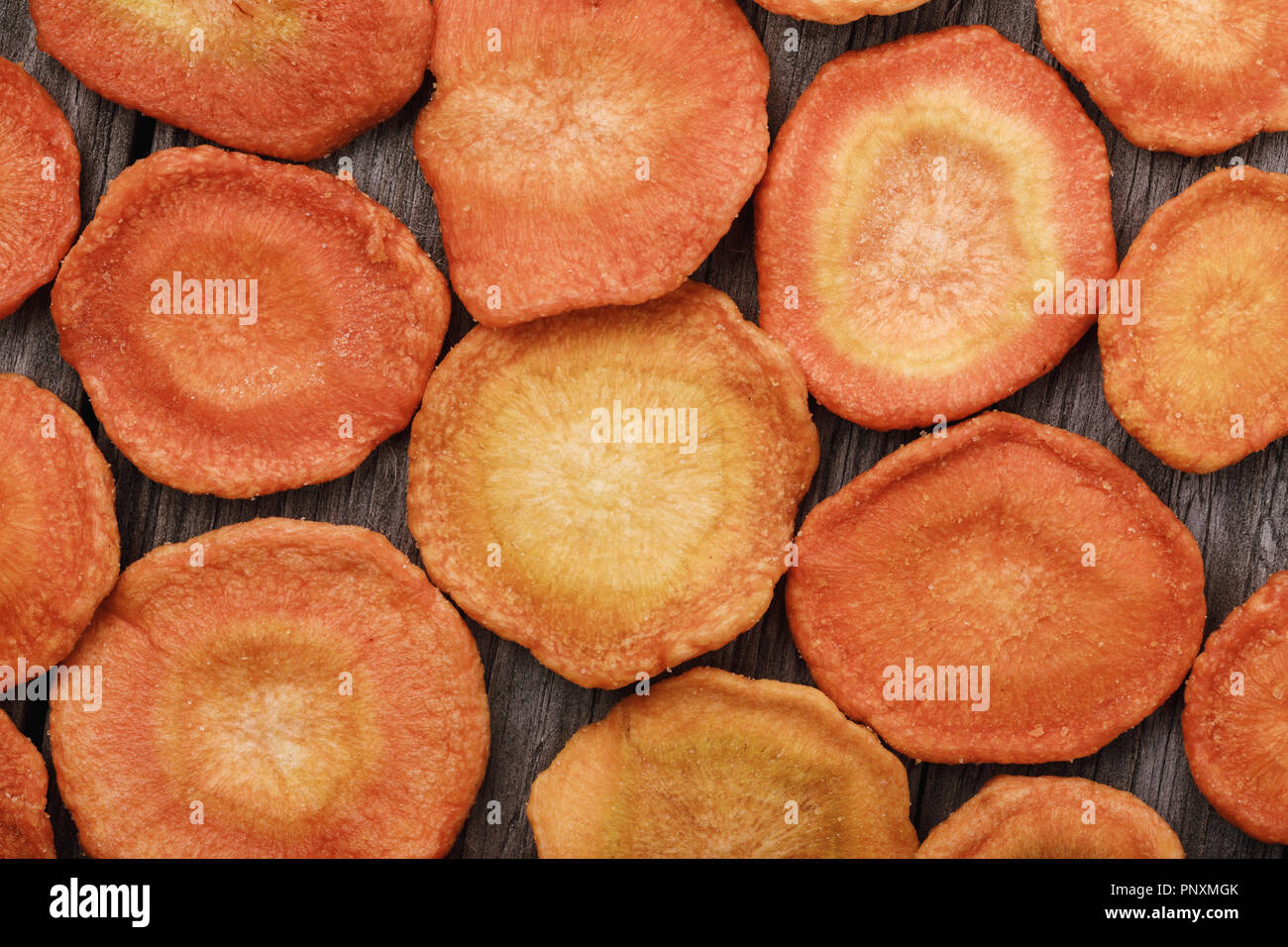 Snack croustillant aérien à partir de la carotte traitées par le séchage sous vide, vue du dessus Banque D'Images